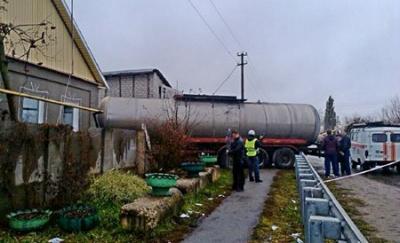 Гружённая битумом из Рязани автоцистерна протаранила дом под Липецком