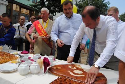 Андрей Кашаев и Виталий Артёмов накормили рязанцев пирогом