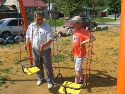 Продолжается установка детских площадок в Октябрьском районе Рязани