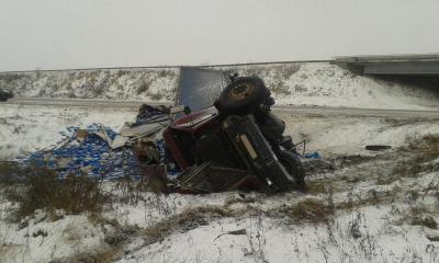 Оторвавшееся у прицепа фуры колесо протаранило грузовик близ Скопина