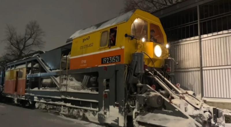 По железным дорогам Рязанской области пустили локомотивы против обледенения 