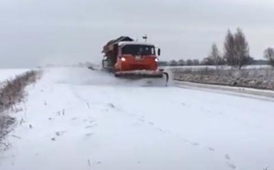 Стало понятно, как чистят дороги в Захаровском районе