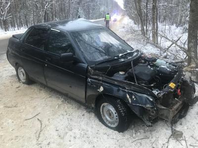 Близ Шилово в дерево врезалась «десятка», у которой разорвало заднее колесо