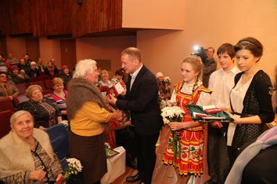 Аркадий Фомин вручил труженицам тыла юбилейные медали