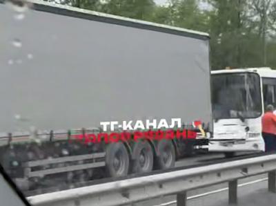 На Южной окружной дороге Рязани автобус врезался в фуру