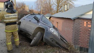 В Пронске «Нива» чуть не упала на дома со склона