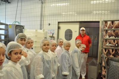 Рязанским детям показали, как готовятся сосиски