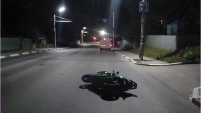 Упавший на улице Новой водитель мопеда повредил лицо