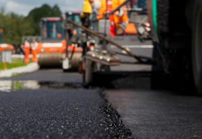 На Первомайском проспекте подрядчик начал укладывать верхний слой асфальта