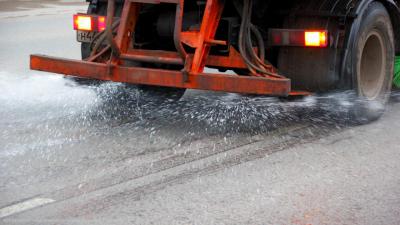 Центр Рязани обрабатывают жидким реагентом