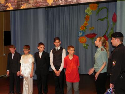 Рязанские судебные приставы поздравили своих подшефных с окончанием учебного года