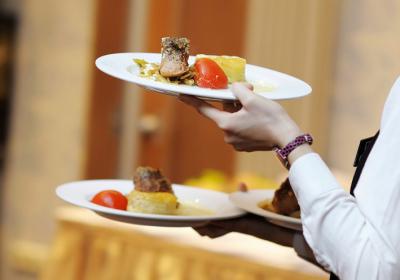 Официант в Рязани может получать 24 тысячи рублей в месяц