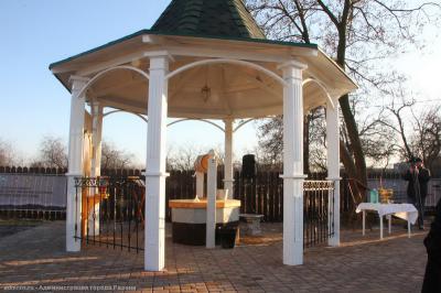 В Никуличах открыли обновлённый колодец отца Авеля