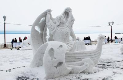Рязанцы создали снежную скульптуру «Жизнь Онего» на берегу Онежского озера