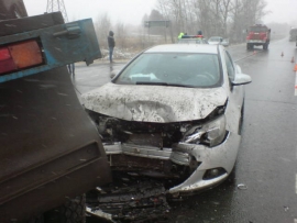 Неисправный прицеп КамАЗа протаранил Volkswagen и Opel в Шиловском районе