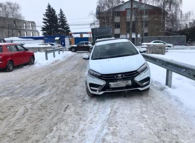 Рязанцы пожаловались на занятый машинами тротуар