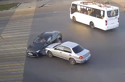 В центре Рязани Chevrolet Lanos не уступил дорогу другой иномарке