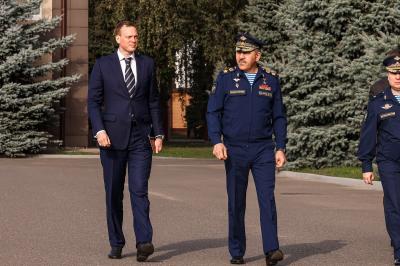 Павел Малков и Юнус-Бек Евкуров поздравили курсантов рязанского ВДВ с началом учёбы