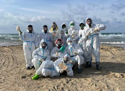 Рязанские волонтёры просеивали кварцевый песок на пляже Джемете