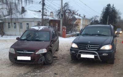 В Михайлове пострадала водитель Lada Largus, столкнувшаяся с Mercedes-Benz