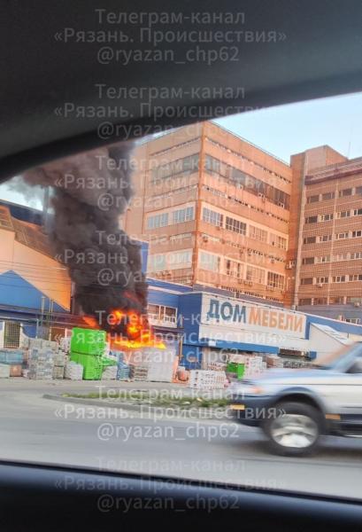 Стройматериалы горели у НИТИ в Рязани