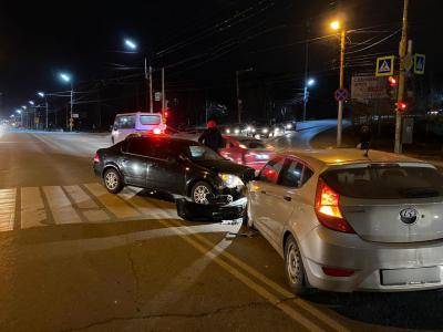 На Касимовском шоссе столкнулись Opel и Hyundai, пострадали два человека