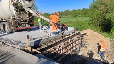 В Захаровском районе продолжается ремонт моста через реку Пачога