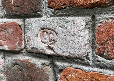 На ограде Лазаревского кладбища в Рязани обнаружили старинные клейма