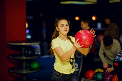 Маленькие рязанцы учились играть в боулинг в городе развлечений «Озон»