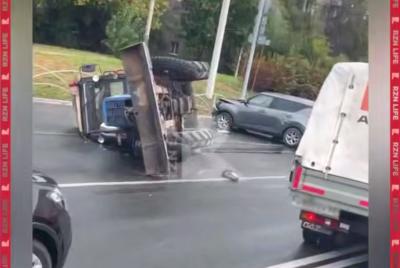 В массовом ДТП в Рязани перевернулся трактор