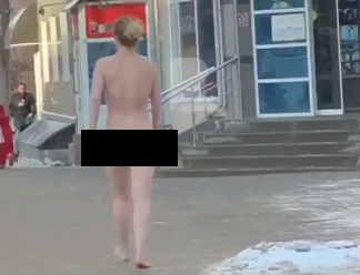 Полицейские отыскали и одели рязанку, гулявшую обнажённой по улице Татарской