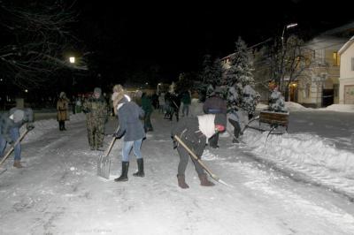 Олег Булеков помог молодёжной администрации Рязани убрать снег в Кремлёвском сквере