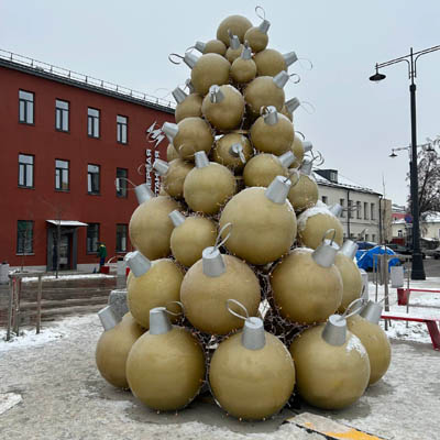 В Новослободском сквере Рязани «высадили» аллею креативных ёлок