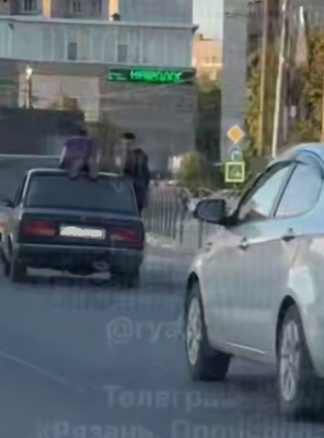 Рязанские подростки прокатились на крыше автомобиля