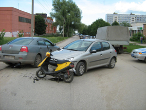 В Рязани скутерист столкнулся с иномаркой