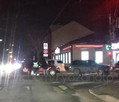 В центре Рязани «Нива» столкнулась с Jeep Cherokee