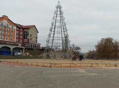 Вокруг ёлки на Лыбедском бульваре делают каток