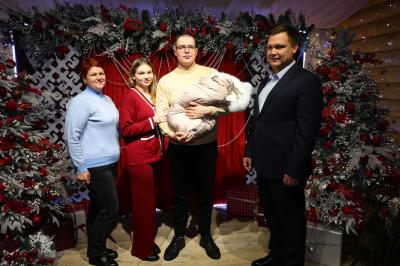 В резиденции Деда Мороза в Рязани прошла торжественная регистрация новорождённого