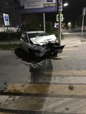 На улице Есенина молодая рязанка на Renault Logan врезалась в дерево