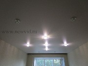 natyazhnoy-potolok-svetilniki.jpg title=