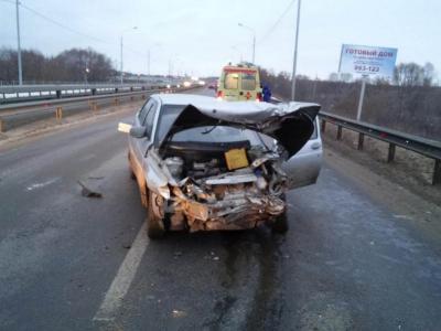 В Рязани «десятка» врезалась в барьерное ограждение.