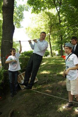 На детском празднике рязанский губернатор проверил на прочность канатную дорожку