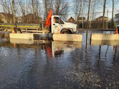 В Дягилево на улице Авиационной установили бетонные блоки