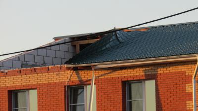 Под Рязанью ветер едва не сорвал с дома крышу