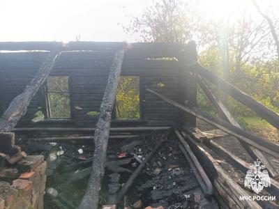 В Сараевском районе сгорели два дома, госпитализирована женщина