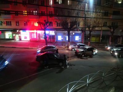 В центре Рязани столкнулись две легковушки