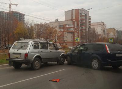 На улице Зубковой не разминулись Ford и «Нива»