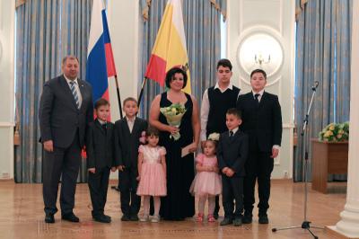 Многодетные рязанские семьи получили награды в преддверии Дня матери