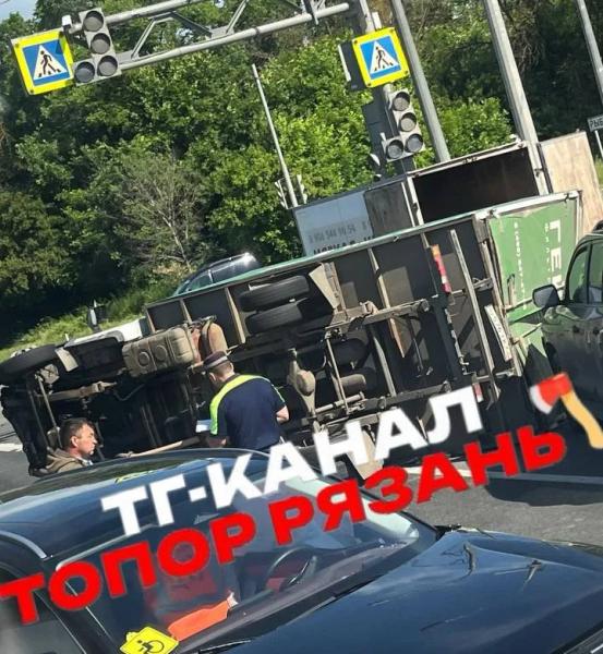 Близ Рыбного перевернулся грузовик