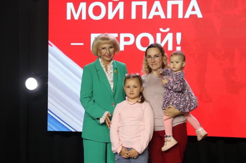 Юным рязанцам вручили памятные знаки «Мой папа — Герой» и первые паспорта